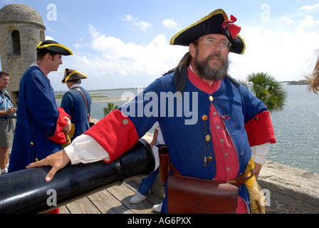 Reenactor au 18e siècle espagnol costume artilleur des entretiens avec les visiteurs de Castillo de San Marcos St Augustine en Floride Banque D'Images