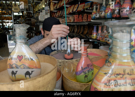 Jordanien remplir des couleurs avec le sable du désert dans un magasin de souvenirs à Amman Jordanie Banque D'Images