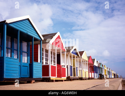 UK Suffolk Southwold peintes de couleurs vives des cabines de plage sur front de mer Banque D'Images