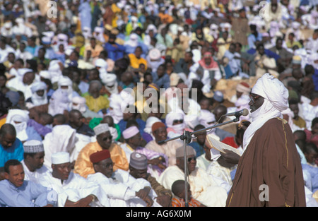 Agadez Niger Imam parlant à l'auditoire au cours de la célébration de la fin du Ramadan Banque D'Images