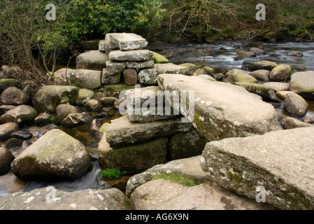 Le pont battant cassée à Dartmeet sur Dartmoor National Park Devon UK Banque D'Images