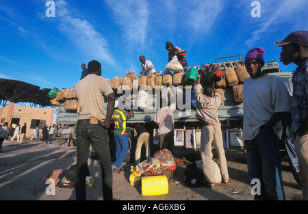 Agadez Niger jeune hommes africains se joindre à camion qui va les amener à la Libye pour chercher du travail Banque D'Images