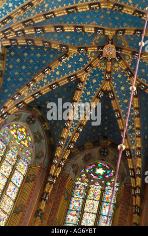 Détail architectural d'intérieur plafond peint et vitraux de la Basilique St.Mary's Cracovie Pologne église gothique Banque D'Images