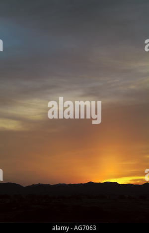 Egypte Mer Rouge entre Quoseir Marsa Alam et beau ciel au coucher du soleil dans le désert Banque D'Images