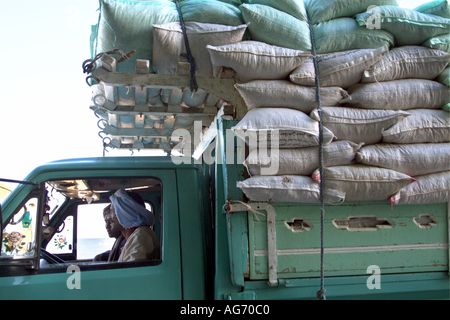 Mer Rouge Egypte Quoseir Village arrêté complètement chargé camion vert Banque D'Images