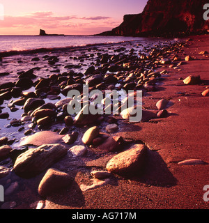 Lever du soleil à Saltwick Bay, North Yorkshire, Angleterre Banque D'Images