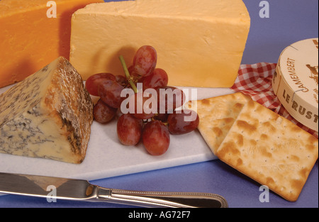 Gros plan sur une sélection de fromages, fromage et biscuits crème craquelins Banque D'Images