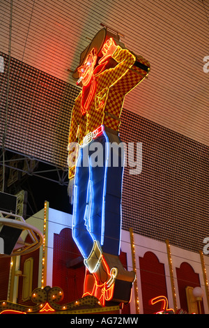 Le 40 pieds de hauteur cowboy néon Vegas Vic sur le pionnier le centre-ville de Las Vegas au Nevada Banque D'Images