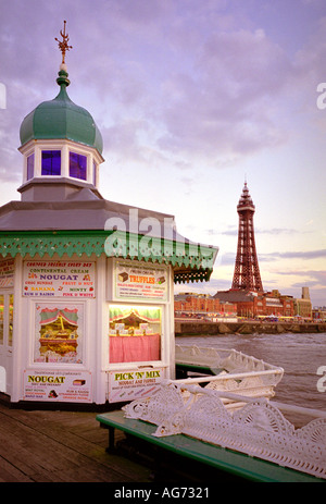 Vue de la tour de Blackpool à partir de la jetée du Nord avec un stand au premier plan Lancashire England UK Banque D'Images