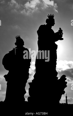 Statue de St Barbara avec Petrin Hill sur le Pont Charles, dans le centre de Prague République tchèque EU Banque D'Images