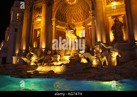 Une réplique de la célèbre fontaine de Trevi en face de l'hôtel Caesars Palace et le Forum de boutiques le long de la Strip de Las Vegas Nevada Banque D'Images