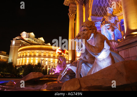 Une réplique de la célèbre fontaine de Trevi en face de l'hôtel Caesars Palace et le Forum de boutiques le long de la Strip de Las Vegas Nevada Banque D'Images