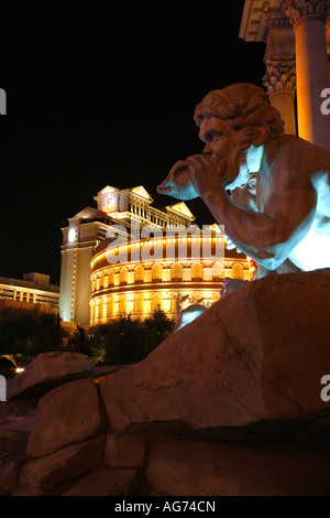 Une réplique de la célèbre fontaine de Trevi en face de l'hôtel Caesars Palace et le Forum de boutiques le long de la Strip de Las Vegas Nevada Banque D'Images