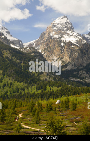 Randonneurs sur le sentier pour le lac Taggart Parc National de Grand Teton Wyoming Banque D'Images