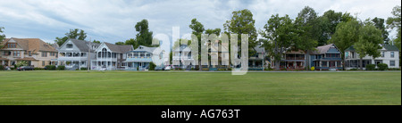 Vue panoramique de Victorian cottages in Thousand Island Park sur Wellesley Island dans le Mille Island St Lawrence Seaway regi Banque D'Images