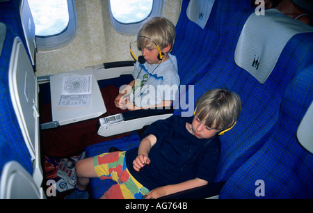 Deux garçons dans un avion de passagers Luc Hanna Hanna M. Oscar Banque D'Images