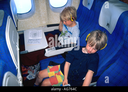 Deux garçons dans un avion de passagers Luc Hanna Hanna M. Oscar Banque D'Images