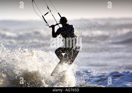 Kite Surfer saute au-dessus de vagues Compton Bay Ile de Wight Angleterre UK Banque D'Images