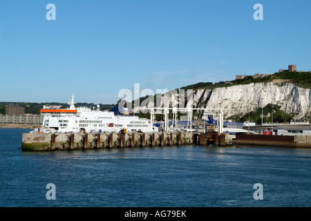 Port de Douvres surplombé par le château de Douvres et les Falaises Blanches Kent England UK Banque D'Images