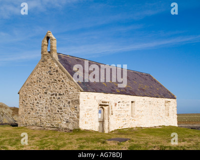 12E SIÈCLE ÉGLISE LLANGWYFAN sur une petite île à Cwyfan Porth. Peint avec la chaux blanche par Aberffraw CADW Banque D'Images