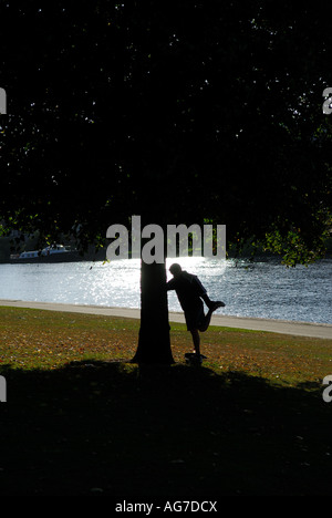 L'homme s'étire les muscles des pattes avant l'exécution. Banque D'Images