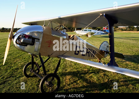 Petit homebuilt Flitzer biplane en stationnement sur piste en herbe Banque D'Images