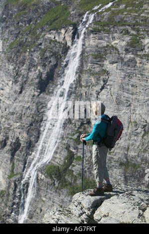 Walker sur une falaise à Eikesdalen Nesset More og Romsdal Norvège Banque D'Images