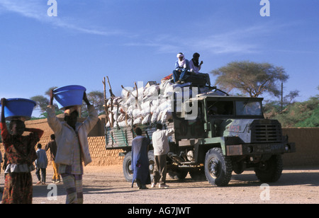 Près d'Agadez Niger camion chargé de sacs pour l'exportation de l'oignon Banque D'Images