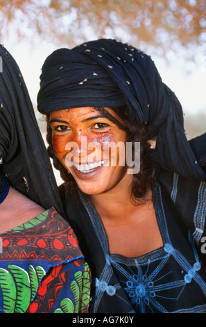 Niger Ifrouane jeune femme de tribu touareg smiling avec de la peinture rouge sur le visage, comme protection contre le soleil Banque D'Images