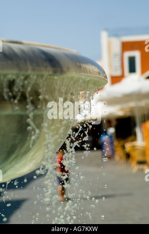 Gros plan de fontaine ornementale montrant les gouttes d'eau. Banque D'Images