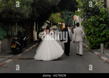 Bride and Groom walking israélien lors d'une séance de photographie de mariage dans le quartier de Neve Tzedek Tel Aviv ISRAËL Banque D'Images