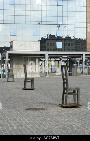 Holocaust Memorial sculpture de chaises vides dans square dans le quartier de Podgorze Cracovie un ghetto juif pendant la Seconde Guerre mondiale. Banque D'Images