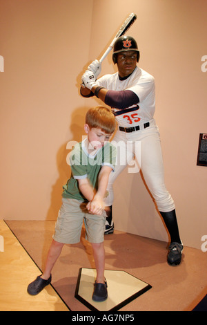 Auburn University Alabama, campus, Lovelace Athletic Museum and Hall of Honor, statue de Bo Jackson, baseball, garçon garçons lad lads mâle enfant enfants enfant enfants, Banque D'Images