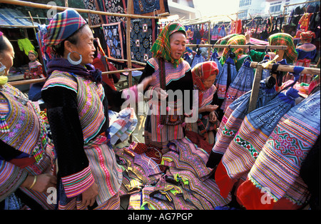 Vietnam peuvent cau Les Femmes de la tribu Hmong Fleurs at market Banque D'Images