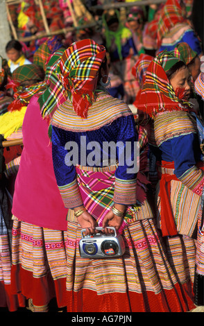 Vietnam peuvent cau Les Femmes de la tribu Hmong Fleurs at market Banque D'Images