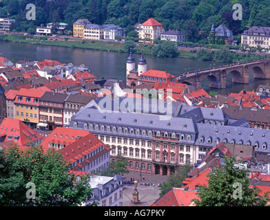 Heidelberg, Bade-Wurtemberg, Allemagne. Vue de la Karlsplatz (carré) et de l'Alte Brucke (Vieux Pont) vu du château Banque D'Images