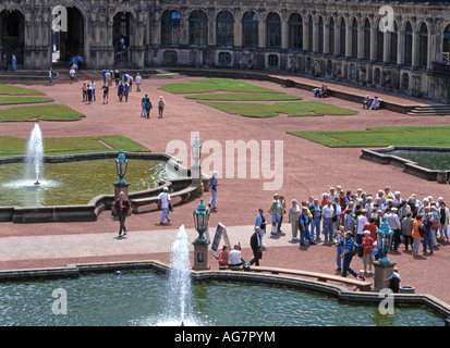 Dresde, Saxe, Allemagne. (Zwinger Palace - maintenant trois musées) Les visiteurs dans la cour ; fontaines Banque D'Images