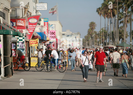 Les gens qui marchent à la promenade de Venice Beach Venice Beach Californie U.S.A. passerelle Modèle pas publié Banque D'Images