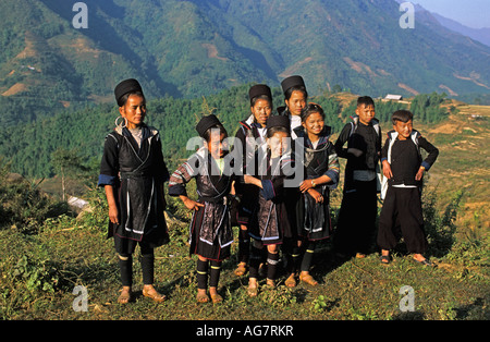 Vietnam Hue les filles et les garçons de la tribu Hmong noir Banque D'Images