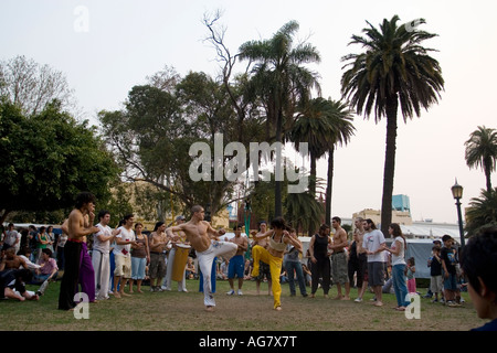 Un homme et une femme s'effectuer la Capoeira Banque D'Images