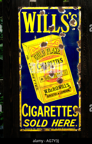 Les panneaux publicitaires sur les feuilles de métal peuvent encore être trouvées attachées aux bâtiments souvent longtemps après que le produit a disparu Banque D'Images