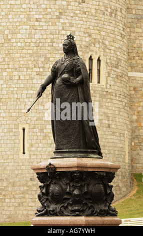 Statue de la reine Victoria à l'extérieur du château de Windsor à Windsor, Royaume-Uni Banque D'Images