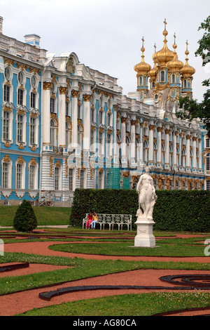 Les Jardins du Palais de Catherine coupoles dorées sur la chapelle royale à Tsarskoe Selo, près de Saint-Pétersbourg, Fédération de Russie Banque D'Images