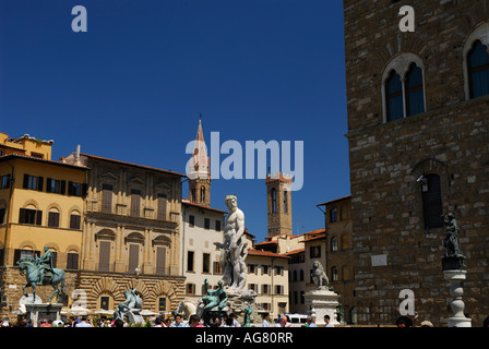 La Piazza della Signoria à Florence Italie avec Badia Fiorentina et sculptures Bargello Banque D'Images