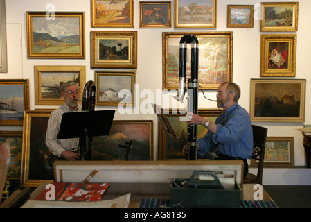 Boyd Osgood et Harvey de gauche à droite plus libre de pratiquer leur contra bassons dans la Perle de culture un art et antiquités store Osg Banque D'Images