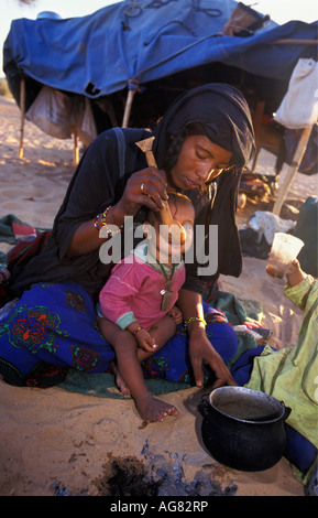 Niger Ifrouane Mère de l'enfant l'alimentation de la tribu Touareg Banque D'Images