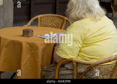 Femme âgée Fortune Teller avec cartes au cafe table en Pologne Banque D'Images