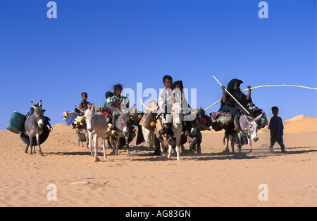 Les gens près d'Agadez au Niger de tribu touareg déménagement du camp Banque D'Images