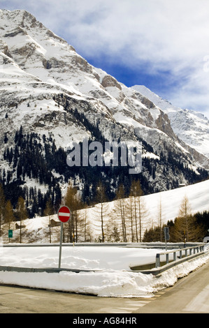 Montagne enneigée (scène avec pas d'entrée sign on road Banque D'Images