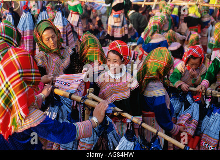 Vietnam peuvent cau Les Femmes de la tribu Hmong Fleurs at market Banque D'Images